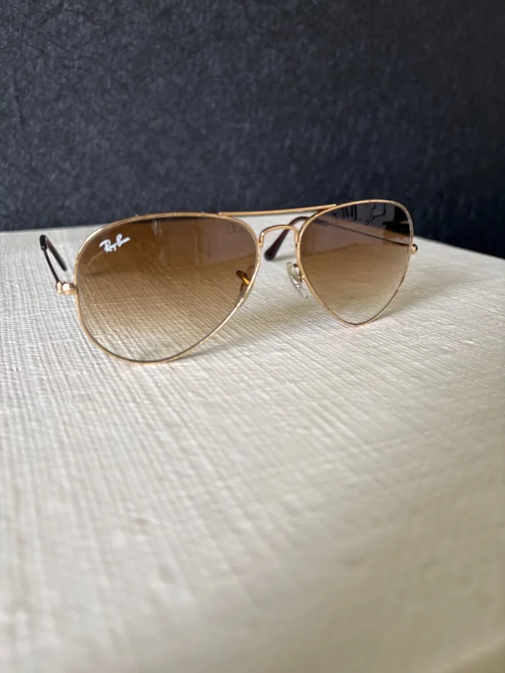 Ray-Ban no visible